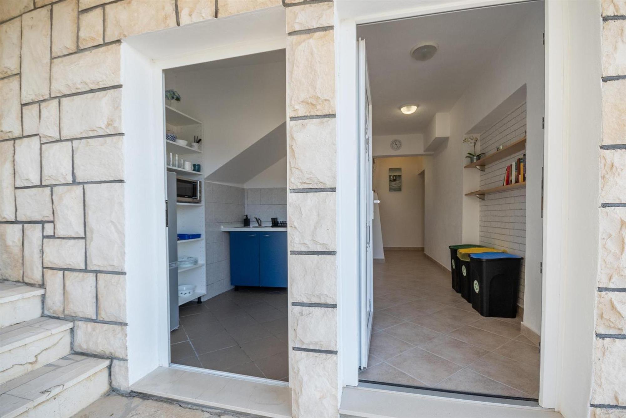 Apartments Ivan - With Parking Omiš Extérieur photo