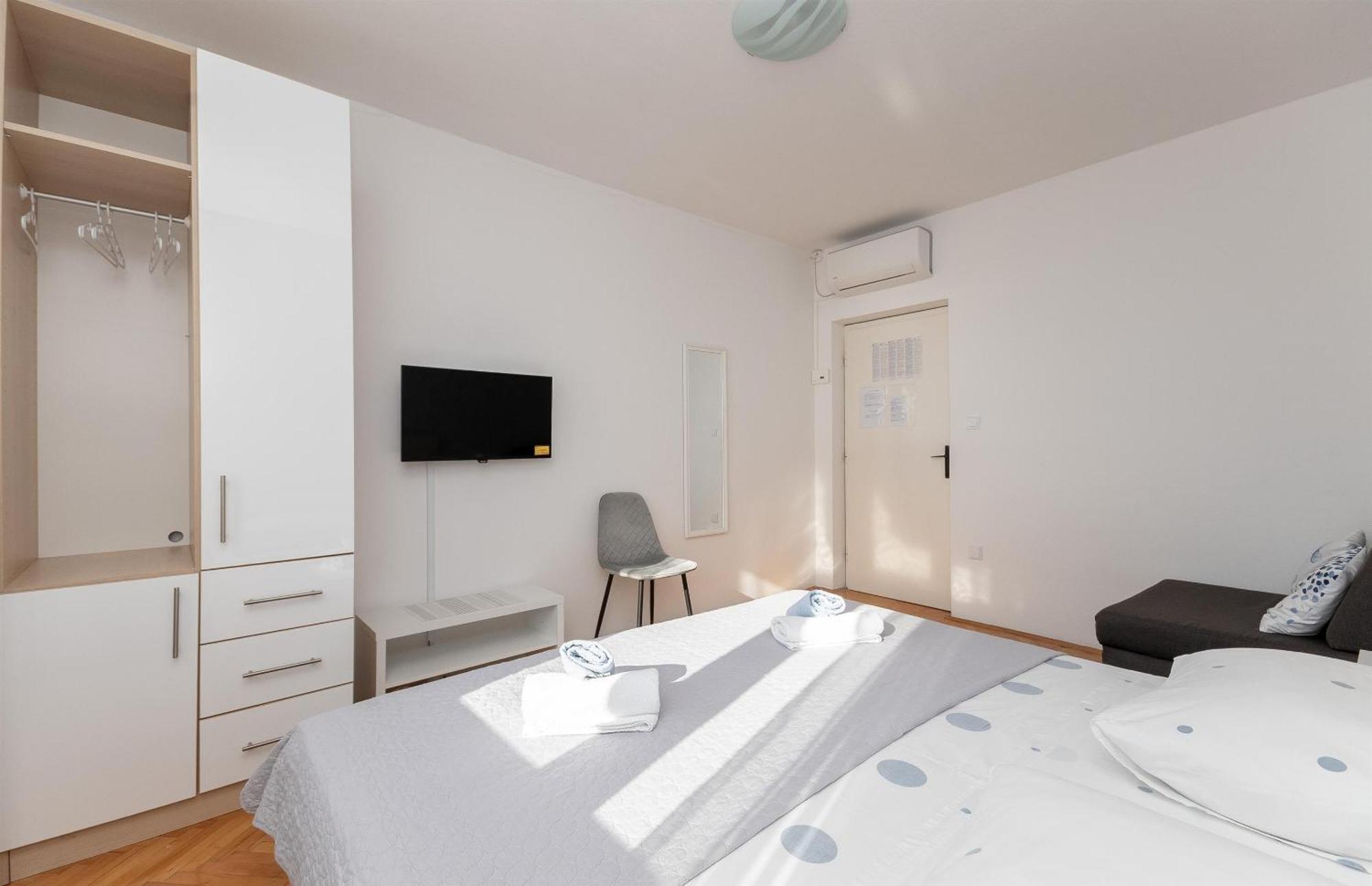 Apartments Ivan - With Parking Omiš Extérieur photo